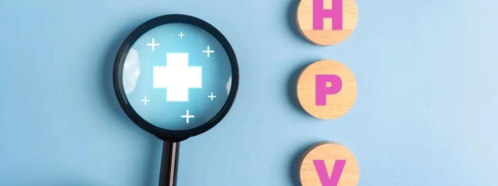 Nagyítóval a humán papillomavírus (HPV) betűire fókuszálva, amely segít megérteni a vírus típusait és terjedését.